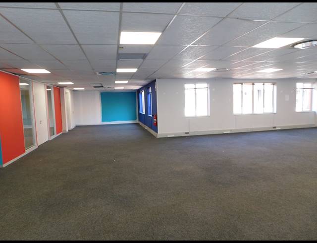 303M² OFFICE TO LET IN FERNDALE